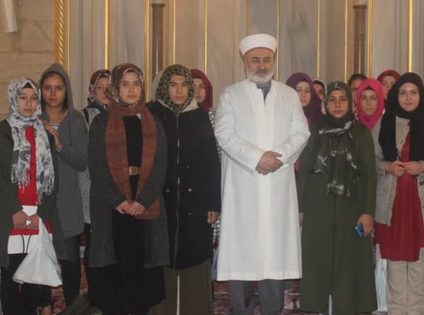 Hakkı Polat Kız Anadolu İmam-Hatip Lisesi kız ve erkek öğrencileri camiileri ziyaret ediyor. 