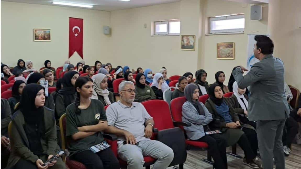 ÇEDES etkinlikleri kapsamında “GELECEĞE UMUTLA BAKIYORUM” seminerlerinin ilki gerçekleştirildi. 