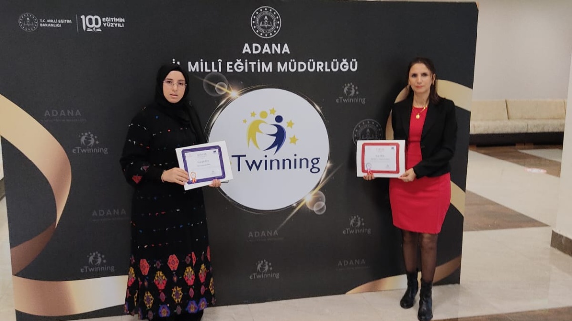 Okulumuz öğretmenleri e Twinning projelerinden dolayı Avrupa kalite etiketi ve Ulusal kalite etiketine layık görülmüşlerdir.